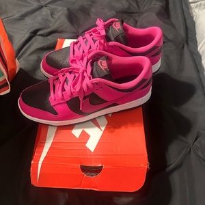 Size 9 pink/black dunks
